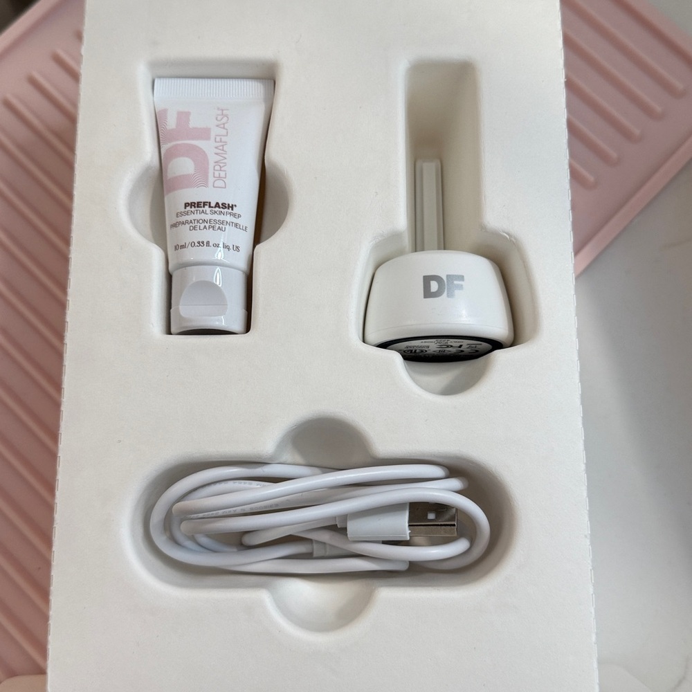 Dermaflash Luxe+ Sonic Dermaplaning Peach Fuzz Removal - Picture 4 of 6
